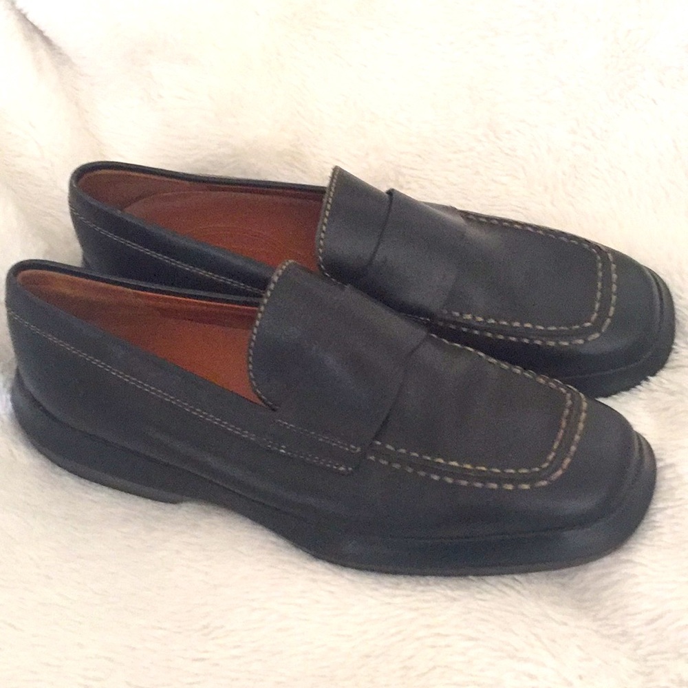 NWOT Tods Women’s Black Loafers